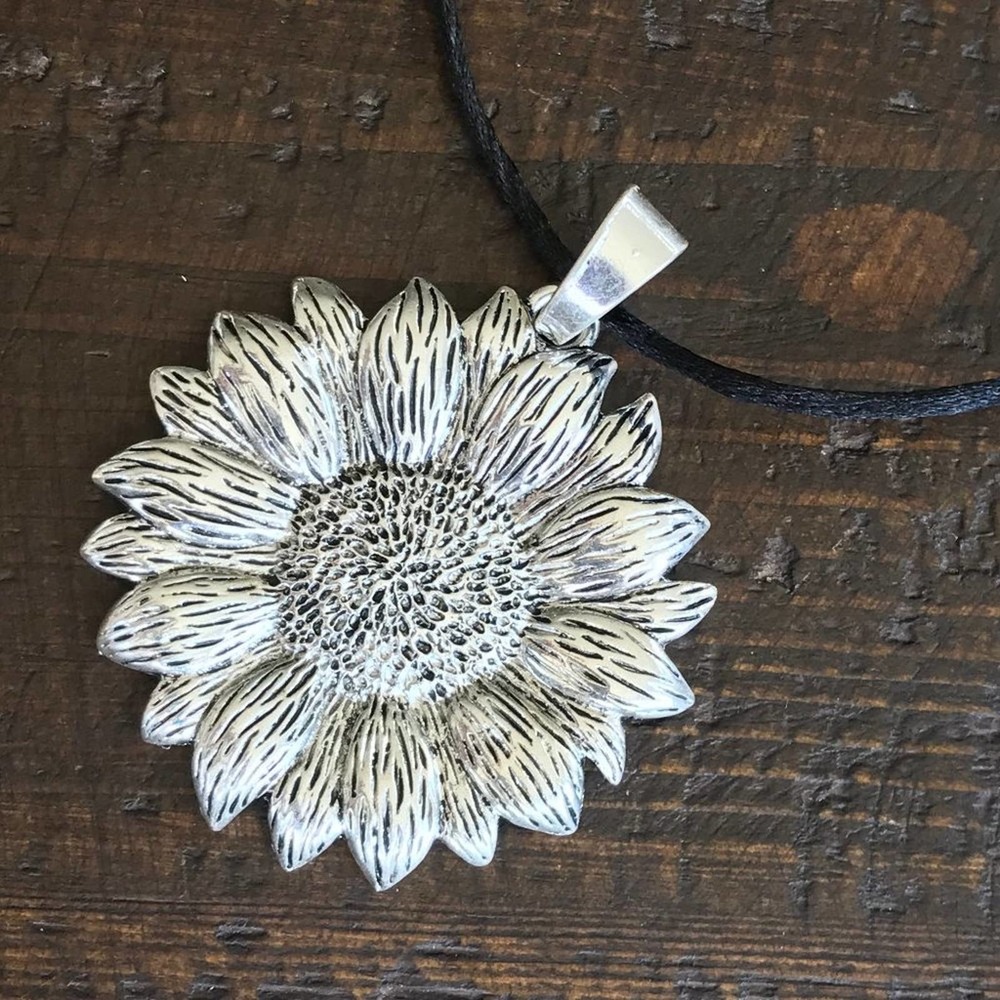 Artisan Silvertone SUNFLOWER Pendant Necklace 639